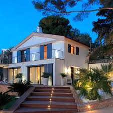 Villa Blanche Avec Balcon Et Terrasse Inter Faces Photo N 46 Domozoom Villa Blanche Exterieurs De Maison Moderne Exterieur Moderne