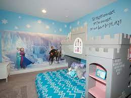 What Girl Doesn T Like The Icy Blue Hue Of Elsa S Dress The Comforter Matches It Perfectly In This Room That Prince Frozen Bedroom Disney Bedrooms Room Themes