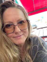 Makeup and photo posting rules in the How Old Do I Look group