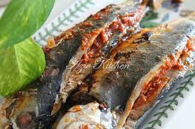Kalau guna ikan cencaru, tukar je nama ikan tu, jadi lah ikan cencaru sumbat kelapa, selesai masalah dah. Ikan Cencaru Bakar Bersumbat Sambal Azie Kitchen