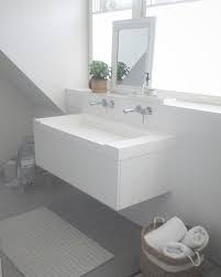 lichte scandinavische badkamer doormiddel van een dakkapel badmeubel van assenti de wand met inbouwkranen is r kleine badkamer opslag badkamer witte badkamer