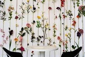 Tumbuhan di taman ini tak hanya berguna untuk menjaga lingkungan, tapi juga bisa jadi dekorasi yang halaman belakang rumah. Kreasi Hiasan Dinding Kamar Super Kreatif Yang Bisa Kamu Buat Sendiri