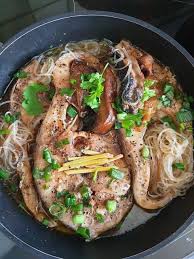 Darnes De Merou Sauce Soja Champignons Vermicelles De Riz En 2020 Vermicelle De Riz Recettes De Poisson Sauce Soja