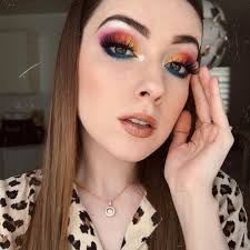 Ya casi no subo selfies 🤳 porque las pongo como portada de mis IGTV pero  hoy sentí que este look lo ameritaba 😍. Paleta “Dreaming in color”  @bebellacosmetics
