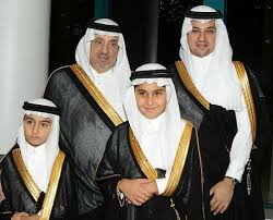 أجرى الأمير بندر بن سلطان بن عبدالعزيز، اتصالًا هاتفيًا، بولي العهد رئيس الوزراء بمملكة البحرين، الأمير سلمان بن حمد آل خليفة، لتقديم كشف الطيار المتقاعد الكابتن فيصل صديقي قصة رحلة الرئيس الفلسطيني الراحل ياسر عرفات الشهيرة بين عدد من العواصم. Ø¹Ø¯Ø¯ Ø§Ø¨Ù†Ø§Ø¡ Ø³Ø¹ÙˆØ¯ Ø¨Ù† Ø¹Ø¨Ø¯Ø§Ù„Ù„Ù‡ Ø¨Ù† ÙÙŠØµÙ„ Ø¨Ù† Ø¹Ø¨Ø¯Ø§Ù„Ø¹Ø²ÙŠØ² Ø±Ù…Ø² Ø§Ù„Ø«Ù‚Ø§ÙØ©