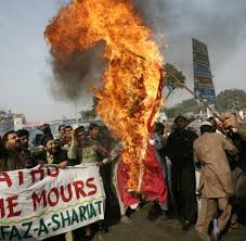 › stickdateien rund ums jahr › stickdateien sonstiges › stickdateien sport › stickdateien sprüche, statement › stickdateien sternzeichen. Pakistan Wutende Studenten Verbrennen Danische Flagge Welt