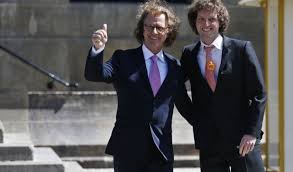 André rieu and his johann strauss orchestra performing o fortuna from carl orff's carmina burana. Andre Rieu Privat Wie Im Marchen So Lebt Der Walzerkonig Mit Seiner Familie News De