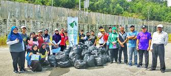 'ntuk melaksanakan tanggungjawab kita terhadap alam sekitar, kita haruslah menyayangi alam sekitar seperti nyawa sendiri. Kebersihan Alam Sekitar Tanggungjawab Bersama Media Permata Online
