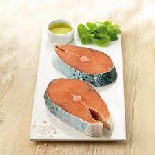 Pink salmon slice in cheese sauce with spinaches. Comprar Rodaja De Salmon Online En La Sirena