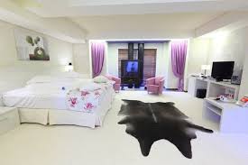 La soluzione è un hotel con jacuzzi in camera, dove poter trascorrere momenti di relax in totale privacy, tra le bolle della propria vasca idromassaggio, in. Hoteluri Inedite Pentru A Petrece Un Weekend Romantic In Romania Travelica