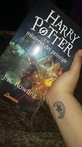 En medio de los desastres que azotan a inglaterra, harry y sus compañeros harry sospecha que draco malfoy es el responsable de los mismos y decide averiguar la razón. Resena Harry Potter Y El Misterio Del Principe De J K Rowling Libros Amino