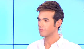 Κατηγορείται για ηθική αυτουργία στις επιθέσεις σπίτι του. Ston Eisaggelea Odhgeitai O Menios Foyr8iwths Kai Alla Tria Atoma Gia Tis Epi8eseis Sto Spiti Toy Kai Toys Pyrobolismoys Enantion Astynomikwn Embolos