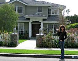 Floor plans of homes from famous tv shows We Went To The Actual Houses Seen On Modern Family Check Out The Pics And Tell Us Your Fave Glamour
