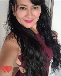 Ciao, Sono una donna semplice, ma con sogni grandi. Cerco qualcuno che  creda nell'amore quanto me.