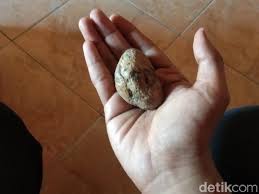 Maybe you would like to learn more about one of these? Ini Wujud Batu Petir Milik Dukun Cilik Ponari Yang Ditemukan 11 Tahun Lalu
