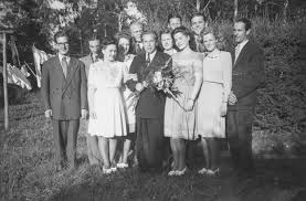Tänkbar samling för att fira blomsterhyllade Henry Forsmark. Namn från  vänster: Karl-Gustav Andersson, […], Elsie Viklund, Nancy Forsmark, Owe  Sundström, Henry Forsmark, Anne-Marie Tollsten, Doris Eriksson, Karl-Gösta  Sälgström, Mona Norström ...