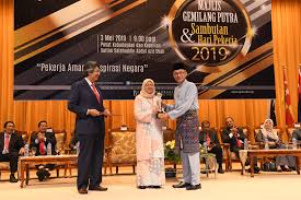 Pengalaman lepas, khutbah jumaat lepas dan beberapa peristiwa semasa membuat aku rasa nak berfikir apa itu cemerlang. Upm Beri Penganugerahan Sempena Mgp Sambutan Hari Pekerja Universiti Putra Malaysia