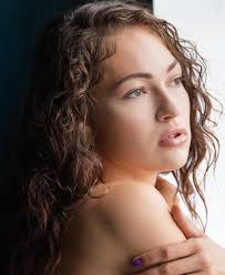 Having my way ✨🤷‍♀️ • • • photographer : @bringthenoisephotos 📸 • •  #indya #dontcare #wright #delaware #model #curls #nativeamerican #oneofone  #silverandgold #jewelry #longwhitesleeve #oldiebutgoldie #longtimenopost