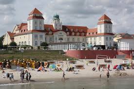 It features fine sandy beaches, noble resort architecture and varied lush natural surroundings. Reisebericht Rugen Binz