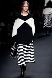 Black And White Fashion Show Valentino Fall 2015 Ready To Wear Collection Gallery Style Com Fashion Paris Fashion Week Ready To Wear
