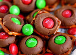 Ce Gateau Aux Fruits Noix Et Abricots De Noel Est A Tomber Par Terre Rolo Pretzel Treats Daisy Sour Cream Sour Cream Desserts