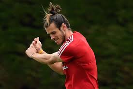 Some likened the sight of bale with his hair untied to a shampoo advert, others drew a resemblance with game of. Far Too Much Has Been Made Of Bale Flag Incident Giggs Defends Wales Star Goal Com