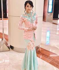 Kebaya ini terbuat dari bahan sifon ceruty halus dan brokat berkualitas tinggi, sehingga pasti nyaman. 10 Model Kebaya Untuk Orang Kurus Terkini