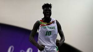 Reports from portuguese basketball reporter ricardo brito reis said the mri revealed that queta sprained his knee and dislocated the kneecap. Neemias Faz A Diferenca E Portugal Esta Nos Quartos Do Europeu De Sub 20 Divisao B Basquetebol Jornal Record