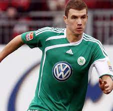 Edin dzeko admits having to wear a face mask to protect a broken cheekbone makes it hard to see bosnian international striker edin dzeko has ended speculation about his future by signing a new. Vfl Wolfsburg Edin Dzeko Wehrt Sich Am Liebsten Mit Toren Welt