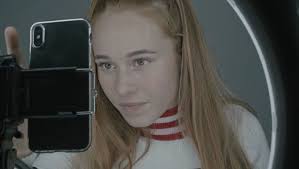 Sense ficció" estrena "Girl Gang: El preu de ser influencer" i "Pel mal  camí", enfilar-se a l'abisme per anestesiar el dolor