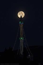 صورة قمر ليلة الـ ١٦ من رمضان كما ظهر في سماء قرية الجديدة جنوب جنين space needle landmarks ramadan