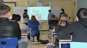 Opens in new tab or window dismiss close travel advisory. Wermelskirchener Schuler Kehren In Die Klassenraume Zuruck