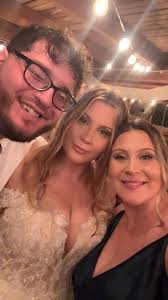 ✨ Hey guys, just took this photo. Was wondering if someone can please edit  out the guy in the background 😎😁 thank you 🔥✨🌹