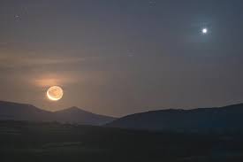 What That Mysterious Bright Star Next To The Moon Really Is Bright Stars Sailor Moon Moon Setting