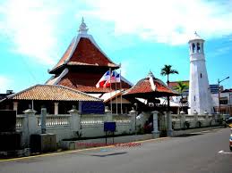 La distancia entre la mezquita y la meca es 8720,92 km noroeste. Masjid Kampung Hulu Melaka