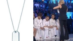 La data tanto attesa inizia a circolare sul web. Amici 2017 Serale Maria De Filippi Regala A Tutti Una Collana Tiffany Notizieweblive It