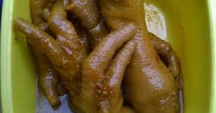 Bahan makanan dari ceker ayam bisa dijadikan lauk makan siang atau camilan di sore hari. Resep Cakar Ayam Bumbu Kecap Pedas Semur Sederhana