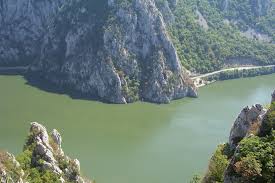 It is located in southern banat, along the northern bank of the river danube. AtracÈii Èi Obiective Turistice MehedinÈi Locuridinromania Ro