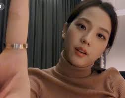 BLACKPINK's Jisoo Proudly Reveals She's Still Wearing Jennie's Expensive  Gift