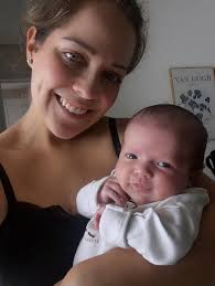 Hoje foi um dia daqueles, bem cansativo... mas eu peguei o celular para  tirar uma foto, e PÁ, Gigi não só olhou para a câmera como deu um  sorrisinho!! Qual a chance?