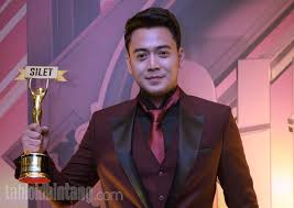 #krisshatta#mrmoney#realityshowsukses menjadi mr.money dalam reality show uang kaget membuat nama kriss hatta melambung. Terkuak Pria Ganteng Di Balik Sosok Mr Money Di Acara Uang Kaget