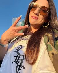 Idk what to post anymore but 'hi' ahsjsksk plz be friends w me :3