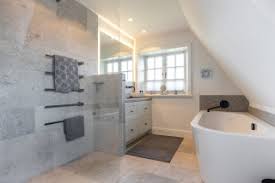 Mit einer formschönen eckbadewanne lässt sich dieses problem meistens geschickt lösen. 75 Badezimmer Mit Eckbadewanne Ideen Bilder August 2021 Houzz De