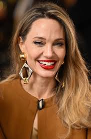 The world of great beautiful queen my Jolie the international queen of  Queen my anjina Jolie God bless you madam