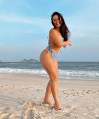 Vídeo! Larissa Manoela exibe curvas ao sair do mar de maiô cavado |  Celebridades | O Dia