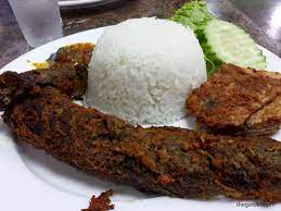Angkat dan sajikan ayam bakar bersama nasi hangat, lalapan sayur dan sambal. Wong Solo Kampung Baru The Garden Nom