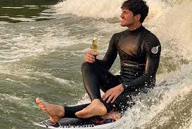 Gabriel medina is one of the most exciting surfers to arrive on the wsl in years. Gabriel Medina Likeable Internet Dork How To Sell A Surfboard On Craigslist Covid Era Localism