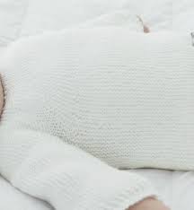 Nos brassières bébé en laine mérinos apportent à bébé la chaleur dont il a besoin pour réguler sa température. Brassiere Bebe Modele De Base La Malle Aux Mille Mailles