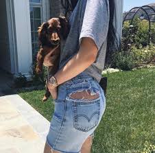 Kylie Jenner S Unusual Ripped Jeans Reveal Underbutt Kylie Jenner Jeans Kylie Jenner Shorts Kylie Jenner Dogs