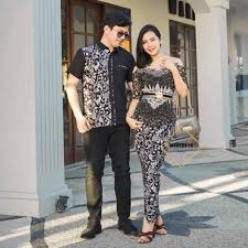Kebaya brokat panjang warna biru pastel ini, terlihat anggun dan manis dipadukan dengan belt. Harga Kebaya Couple Modern Terbaik Batik Pakaian Wanita Juli 2021 Shopee Indonesia